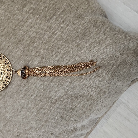 Vintage Medallion Tassel Necklace Gold Tone - Picture 3 of 10